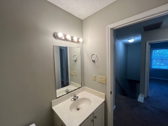 Building Photo - Lovely 3 bedroom, 2.5 bathroom 2-story hom...