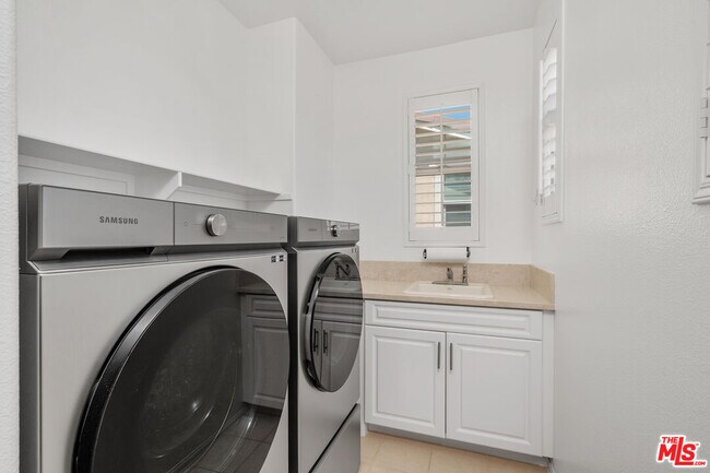 Building Photo - 17053 Cantlay St