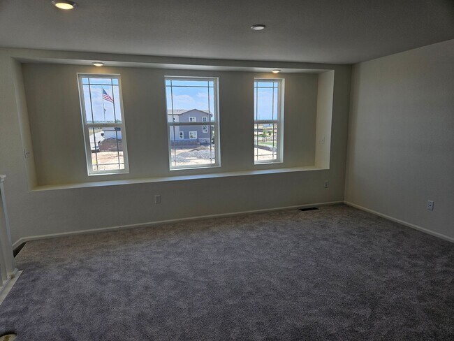 Building Photo - 5 Bed 3.5 Bath Home with a park and Commun...