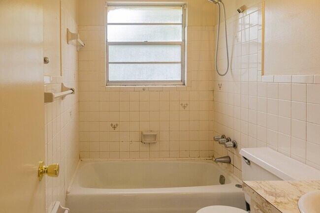 Building Photo - 5039 Winchester Dr S
