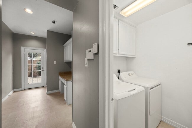 Building Photo - 7930 Stoneyway Dr