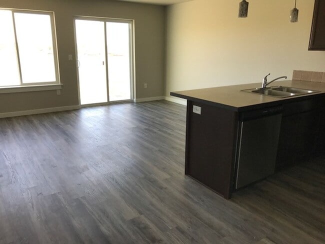 Building Photo - Lovely Townhome in the Cimarron Terrace To...