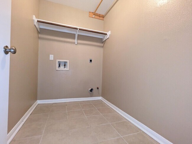 Building Photo - 3815 Maple Dr