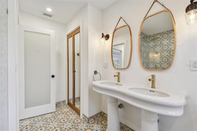 Building Photo - 145 24th Ave SE