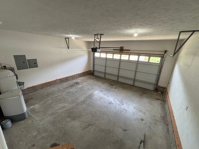 Building Photo - Spacious 4 Bed, 2.5 Bath Home for Rent!