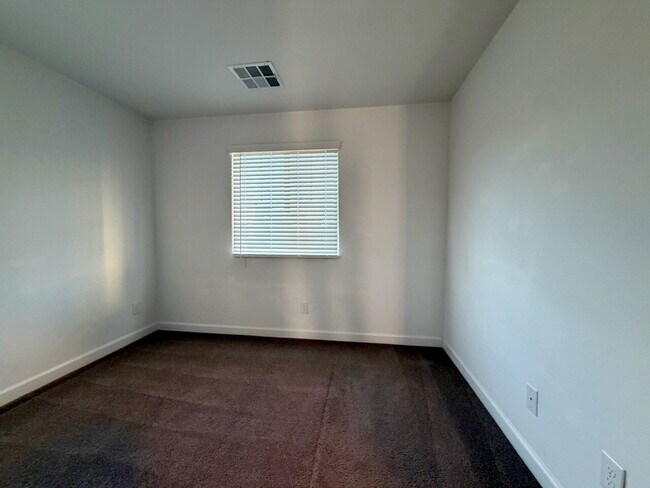Building Photo - 3 BED 2.5 BATH 2 CAR GARAGE TOWNHOUSE IN CADENCE HENDERSON WITH LOFT