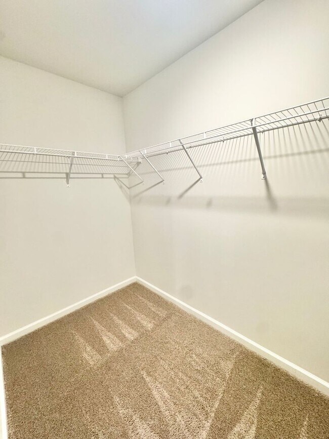 Building Photo - **$1000 off first months rent with acceptable credit and application**Available NOW!! 4 bedroom 2...