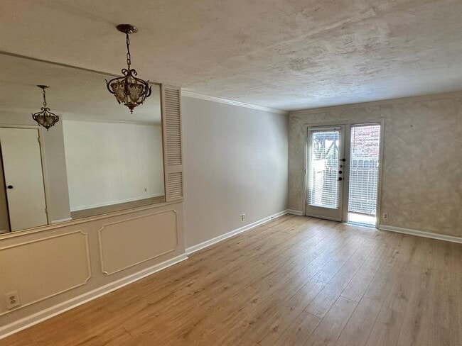 Building Photo - 6501 E Hill Dr