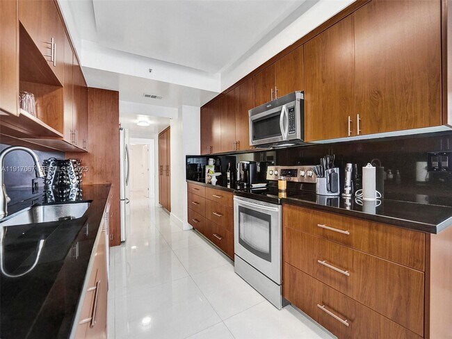 Building Photo - 20281 E Country Club Dr