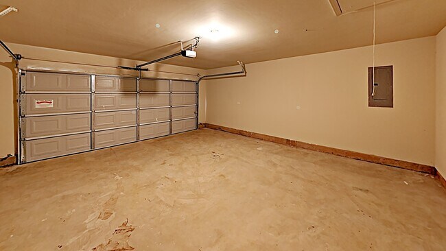 Building Photo - Wonderful 3 Bedroom 2 Bath Home Near Tinke...