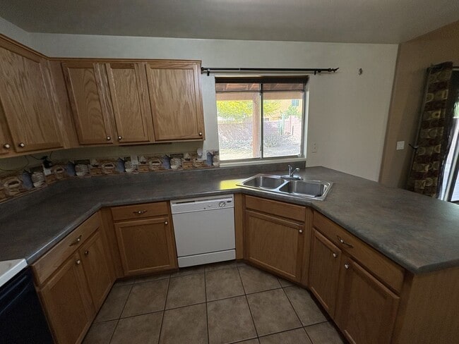 Building Photo - East side beauty 4 bedrooms