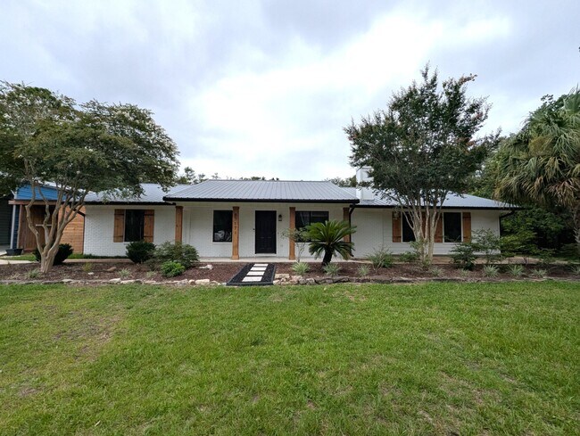 Building Photo - 8717 Sand Pine Dr