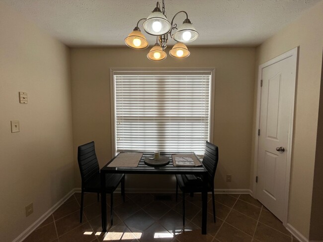 Building Photo - Charming 3-Bedroom Ranch in Prime Central ...