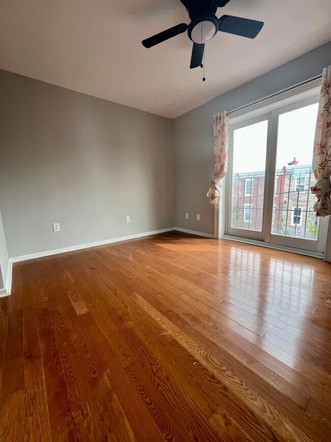 Building Photo - Stunning 4-Bedroom Townhome in the Heart o...