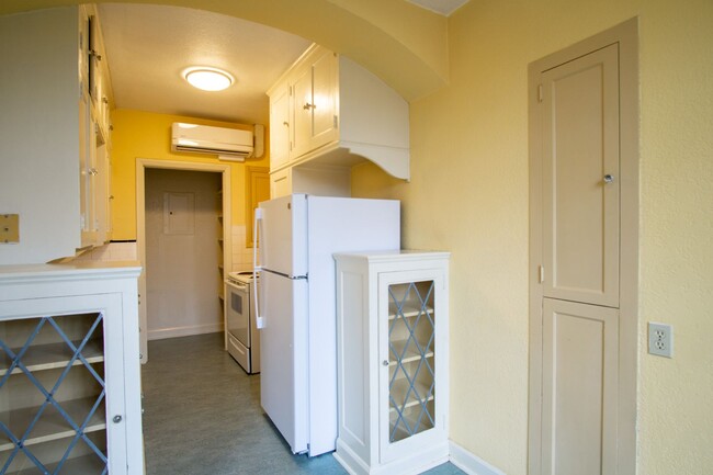Building Photo - RARE Availability: Stunning Studio on Miss...