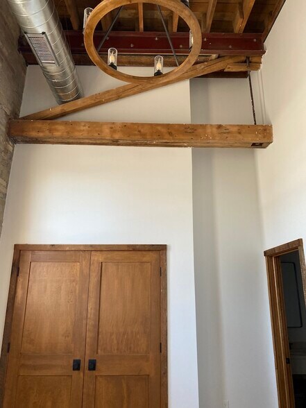 Building Photo - 403 Main St