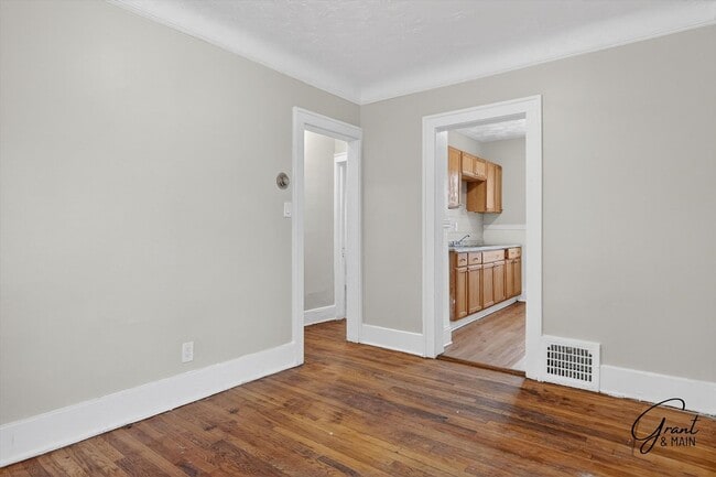 Building Photo - $1300 4 bedrooms