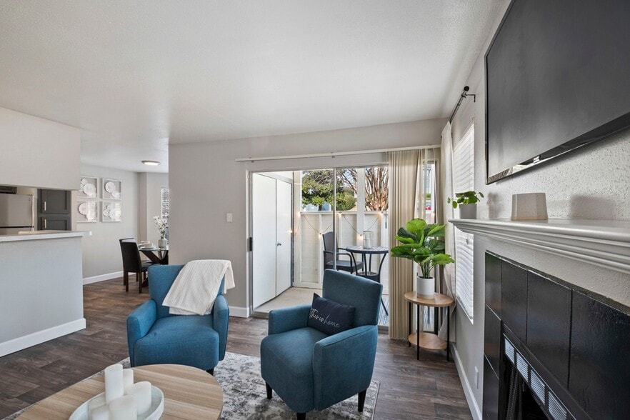 Building Photo - Hampton Courts