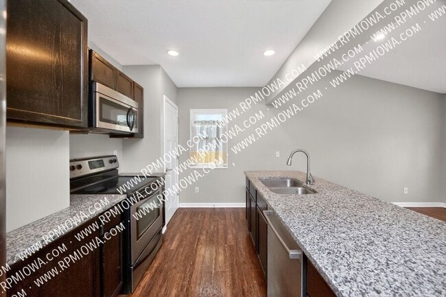 Building Photo - 6717 Roseland Dr