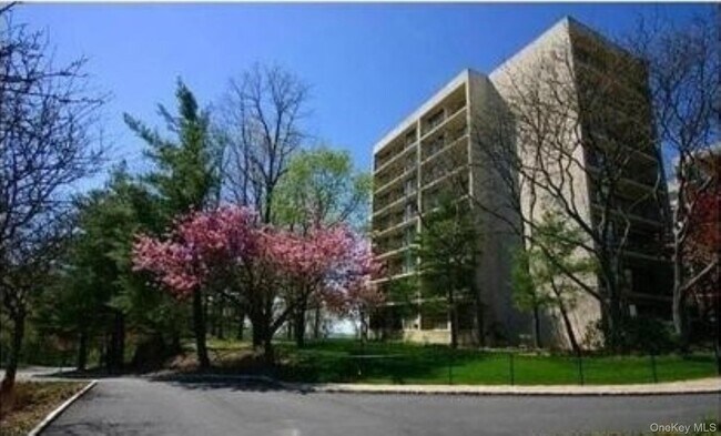 Primary Photo - 150 Overlook Ave