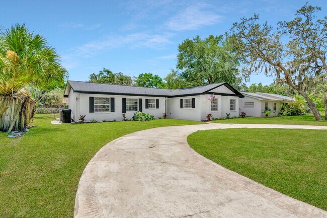 Building Photo - Remodeled Pool Home in the Heart of Brandon, FL
