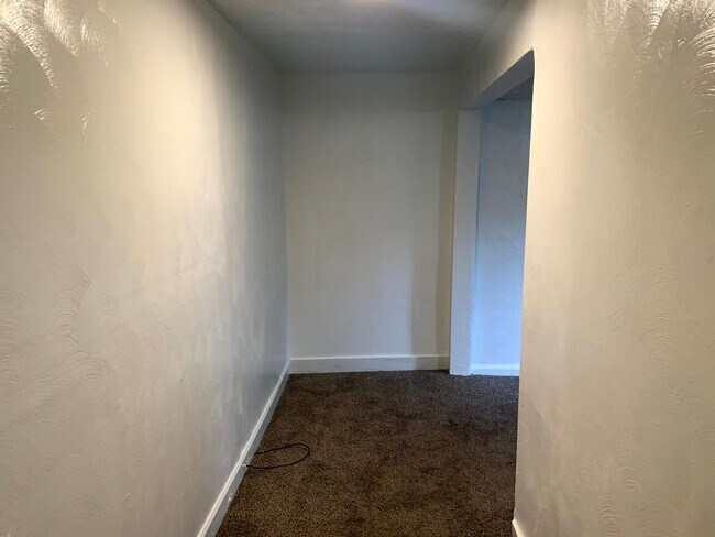 Building Photo - 4 Bed, 2 Bath Home in Bloomfield - Convenient Location, Off-Street Parking - Available November 1...
