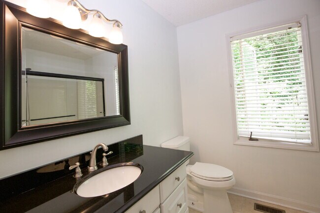 Building Photo - 806 Sumac Ln