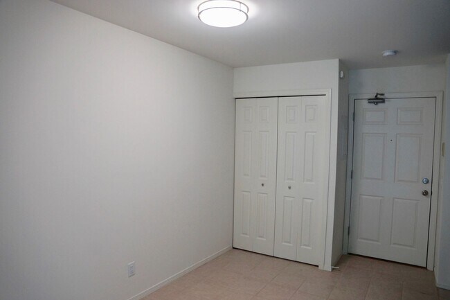 Building Photo - Great Arboretum location - lofted units - ...