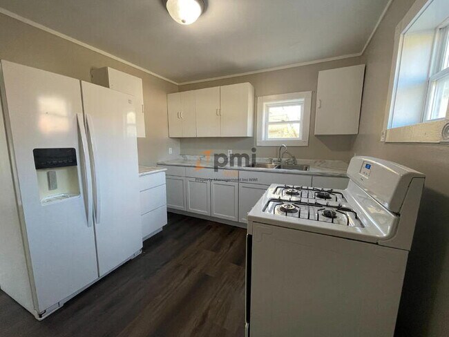 Building Photo - 424 E 10th St