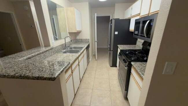 Building Photo - 2 Bedroom Condo!