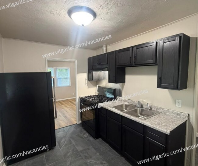 Building Photo - Very spacious 3 Bedroom and 1 Bathroom Home