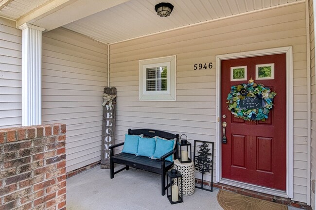 Building Photo - Beautiful 3BR/2BA Townhome in Winston-Salem