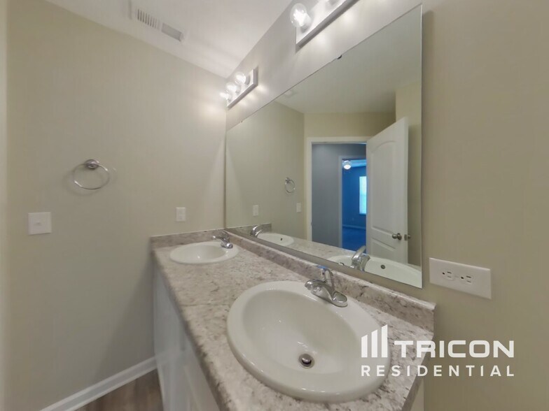 Building Photo - 1094 Tomahawk Pl