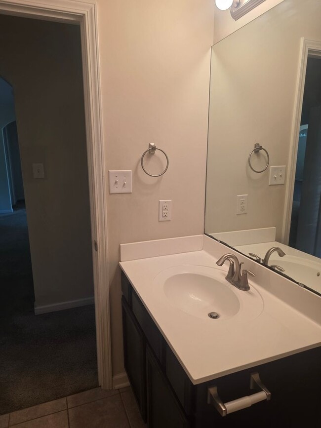 Building Photo - Nice 3 bedroom, 2 bath home with 2 car gar...