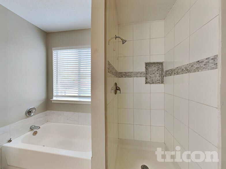 Building Photo - 21899 Pinewilde Ct