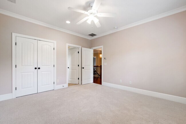 Building Photo - Elegant 5-Bedroom Residence with Luxurious...
