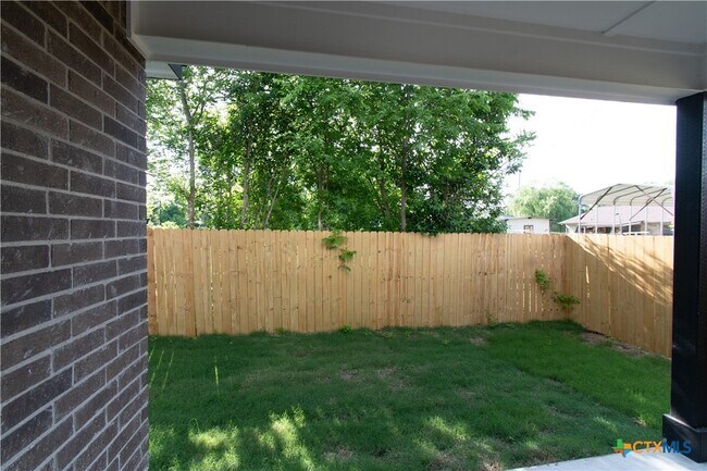 Building Photo - 807 White Meadow Ln