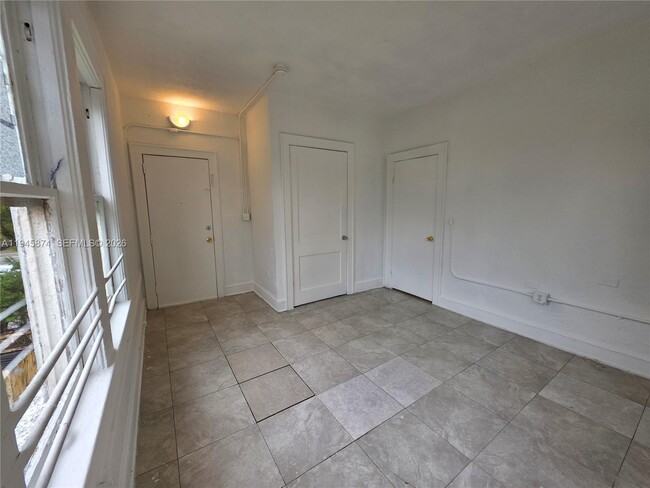 Building Photo - 1005 SW 19th Ave