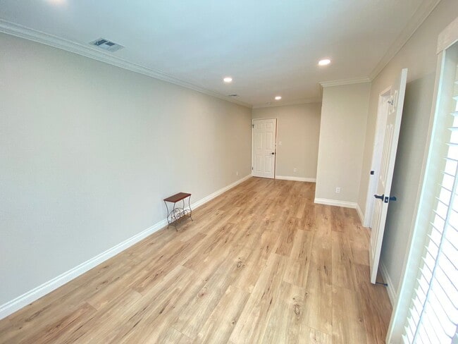 Building Photo - Beautifully Remodeled 3 Bedroom Naples Hou...