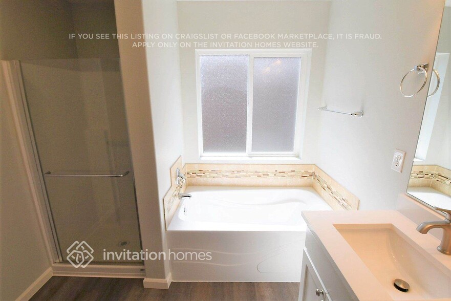 Building Photo - 511 Rosewood Dr SW