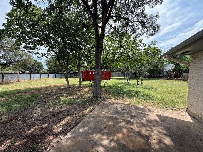 Building Photo - 1009 Swallow Dr