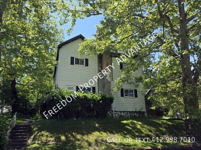 Building Photo - 726 E 9th Ave