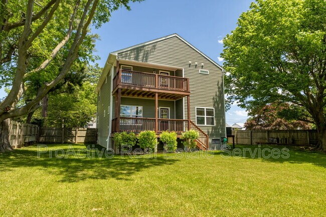 Building Photo - 615 Roland Dr