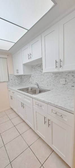 Building Photo - 1845 S Highland Ave