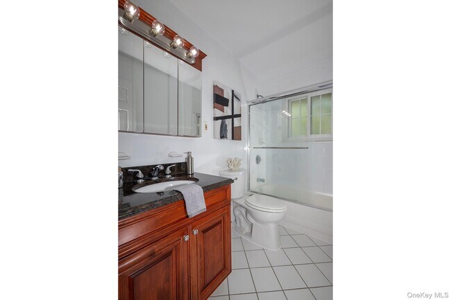 Building Photo - 721 Greenbriar Dr