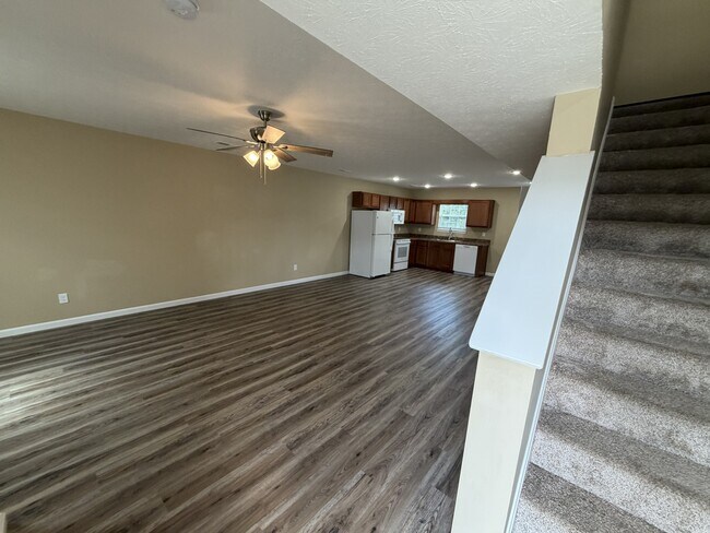 Building Photo - 285 Pineview Dr