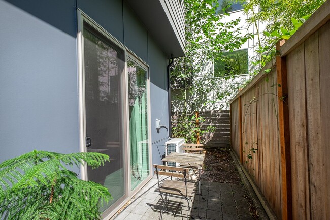 Building Photo - Impeccable Designer Townhome