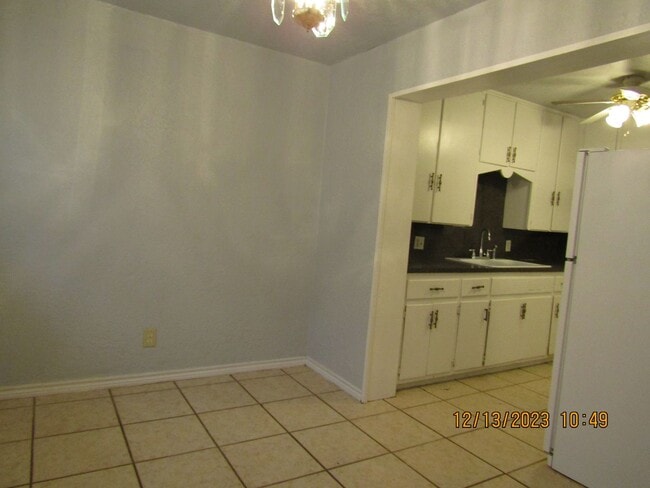 Building Photo - Close to shopping, Comanche hospital and Cameron University