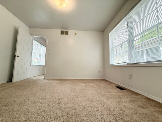 Building Photo - Price Reduction 3 Bedroom Available August...