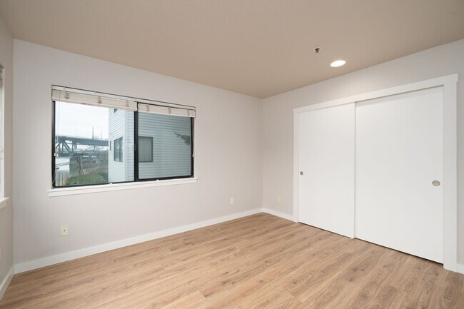 Building Photo - Modern Waterfront Living at The McCormick Pier! Call TODAY to schedule a tour! 503-664-4101